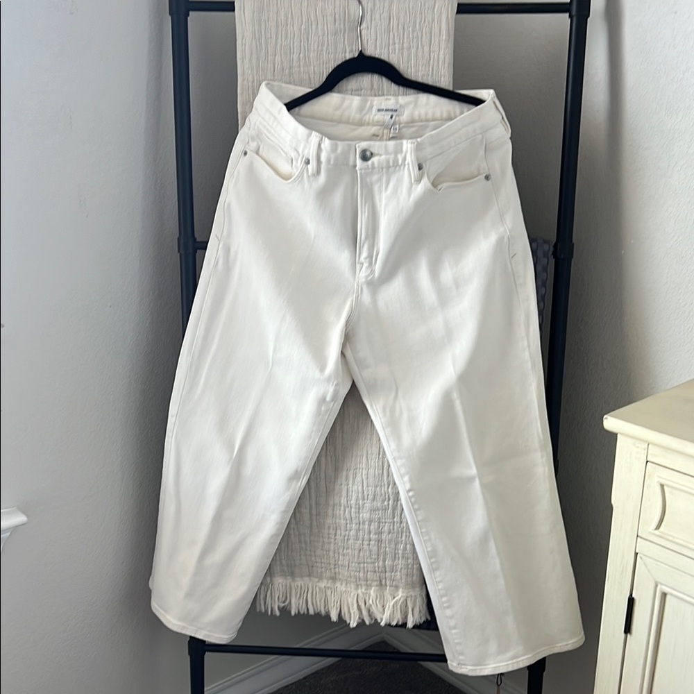 Good American White Straight Leg Jeans with Frayed Hem
